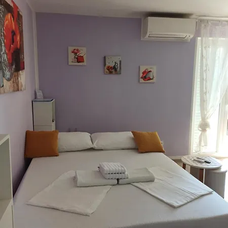 Lukas Galileo Blizu Centra I Plaze Makarska